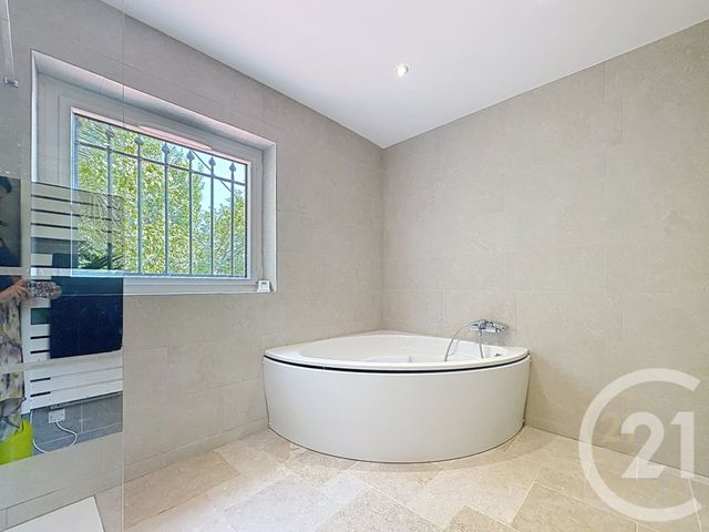 Maison &agrave; louer - 4 pi&egrave;ces - 131,27 m2 - Chateauneuf Grasse - 06 - PROVENCE-ALPES-COTE-D-AZUR